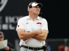 Previsão UNLV vs. Boise State: probabilidades e escolhas do Mountain West Championship O técnico do UNLV Rebels, Dan Mullen, observando do lado de fora.