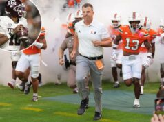 Previsão de Miami x Texas A&M: probabilidades, escolhas, melhor aposta para o confronto do College Football Playoff no sábado O técnico do Miami, Mario Cristobal, conduz os jogadores para o campo antes do jogo contra o Syracuse.