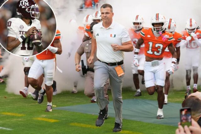 O técnico do Miami, Mario Cristobal, conduz os jogadores para o campo antes do jogo contra o Syracuse.