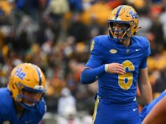 Previsão de Pittsburgh x East Carolina: escolhas, probabilidades e apostas do Military Bowl Jogador de futebol americano do Pittsburgh Panthers vestindo uniforme azul e amarelo com o número 6.