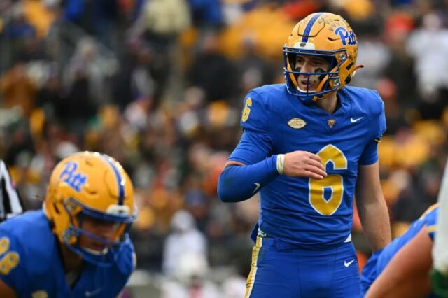 Jogador de futebol americano do Pittsburgh Panthers vestindo uniforme azul e amarelo com o número 6.