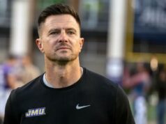 Previsão de Troy x James Madison: probabilidades, escolhas e melhor aposta do Sun Belt Championship Bob Chesney, técnico do James Madison Dukes, sai do campo.