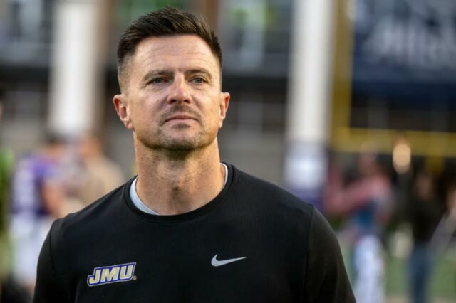 Bob Chesney, técnico do James Madison Dukes, sai do campo.