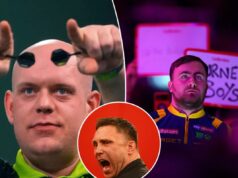 Previsão do Campeonato Mundial de Dardos PDC 2025-26: probabilidades, escolhas e visualização O jogador de dardos Michael van Gerwen segura dardos na cabeça careca para imitar óculos de sol.