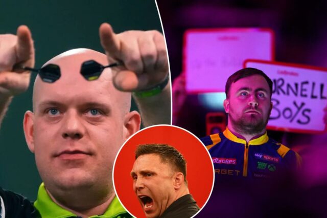 O jogador de dardos Michael van Gerwen segura dardos na cabeça careca para imitar óculos de sol.