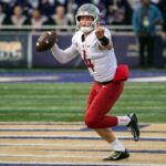 O técnico de futebol do estado de Utah, Bronco Mendenhall, assistindo da linha lateral.