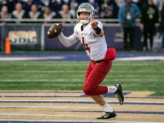 Previsão do estado de Washington x estado de Utah: Famoso Idaho O técnico de futebol do estado de Utah, Bronco Mendenhall, assistindo da linha lateral.