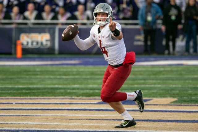 Previsão do estado de Washington x estado de Utah: Famoso O técnico de futebol do estado de Utah, Bronco Mendenhall, assistindo da linha lateral.
