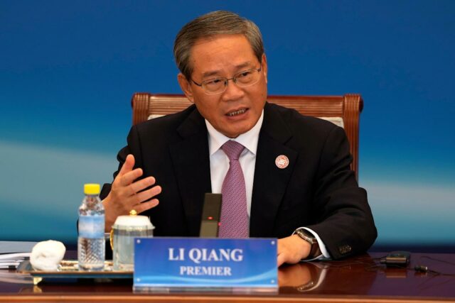 Primeiro-ministro chinês cita danos causados ​​pelas tarifas dos EUA, já que superávit da China ultrapassa US$ 1 trilhão
