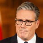 O ativista pró-democracia Alaa Abd el-Fattah, que esteve na prisão durante quase todos os últimos 12 anos, fala com seus amigos em sua casa depois de obter o perdão presidencial, no Cairo, terça-feira, 23 de setembro de 2025. (AP Photo/Khaled Elfiqi, Arquivo)