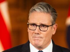 Primeiro-ministro do Reino Unido criticado por elogiar o retorno do homem da prisão após o ressurgimento de supostos tweets anti-semitas O ativista pró-democracia Alaa Abd el-Fattah, que esteve na prisão durante quase todos os últimos 12 anos, fala com seus amigos em sua casa depois de obter o perdão presidencial, no Cairo, terça-feira, 23 de setembro de 2025. (AP Photo/Khaled Elfiqi, Arquivo)