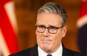 Primeiro-ministro do Reino Unido criticado por elogiar o retorno do homem da prisão após o ressurgimento de supostos tweets anti-semitas O ativista pró-democracia Alaa Abd el-Fattah, que esteve na prisão durante quase todos os últimos 12 anos, fala com seus amigos em sua casa depois de obter o perdão presidencial, no Cairo, terça-feira, 23 de setembro de 2025. (AP Photo/Khaled Elfiqi, Arquivo)