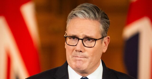 O ativista pró-democracia Alaa Abd el-Fattah, que esteve na prisão durante quase todos os últimos 12 anos, fala com seus amigos em sua casa depois de obter o perdão presidencial, no Cairo, terça-feira, 23 de setembro de 2025. (AP Photo/Khaled Elfiqi, Arquivo)