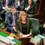 A Premier Jacinta Allan fazendo um pedido formal de desculpas aos vitorianos das Primeiras Nações pelas injustiças sofridas durante a colonização de Victoria.