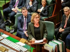 Primeiro-ministro vitoriano apresenta desculpas estaduais aos primeiros povos A Premier Jacinta Allan fazendo um pedido formal de desculpas aos vitorianos das Primeiras Nações pelas injustiças sofridas durante a colonização de Victoria.