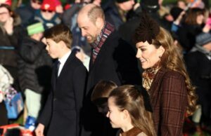 Príncipe William, Kate e crianças participam da missa de Natal da família real Príncipe William, Kate e crianças participam da missa de Natal da família real