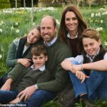 O Príncipe e a Princesa de Gales divulgaram uma nova fotografia de família para seu cartão de Natal