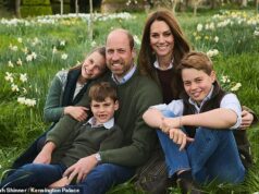 Príncipe William e Kate lançam cartão de Natal da família de 2025 com George, Charlotte e Louis, todos sorrindo entre narcisos em Norfolk O Príncipe e a Princesa de Gales divulgaram uma nova fotografia de família para seu cartão de Natal