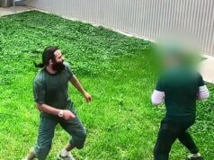 Prisioneiros notórios de NSW pegos em briga no Goulburn Supermax Dois dos criminosos mais perigosos de NSW foram apanhados em uma briga violenta na Prisão Supermax de Goulburn. As imagens da briga entre os presos rivais, ocorrida em 2022, foram divulgadas ao 9News. O encontro começou como um passeio amigável entre Talal Alameddine e outro presidiário antes que a dupla começasse a circular no pátio de detenção e a dar socos.