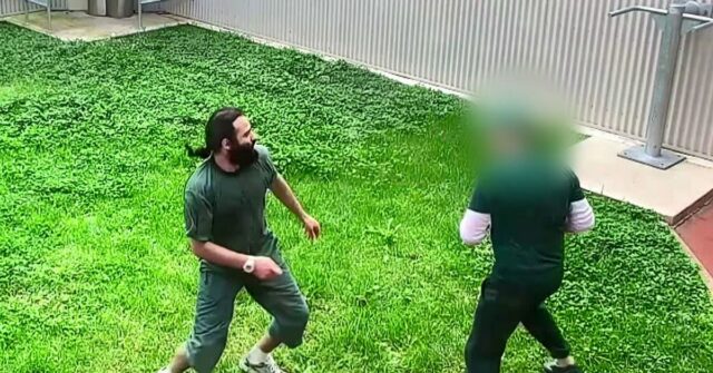Dois dos criminosos mais perigosos de NSW foram apanhados em uma briga violenta na Prisão Supermax de Goulburn. As imagens da briga entre os presos rivais, ocorrida em 2022, foram divulgadas ao 9News. O encontro começou como um passeio amigável entre Talal Alameddine e outro presidiário antes que a dupla começasse a circular no pátio de detenção e a dar socos.