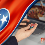O procurador-geral do Tennessee envia cessar-e-desistir e alerta cassinos ilegais de sorteios online. Bandeira do estado do Tennessee ao lado de uma pessoa segurando fichas de cassino em frente a um laptop exibindo um jogo de roleta online, simbolizando a fiscalização do jogo online.
