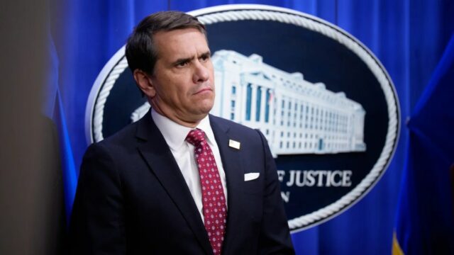 Procurador-geral adjunto promete ‘várias centenas de milhares’ de arquivos de Epstein – mas não o lote completo | Vídeo
