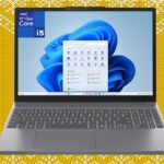 Laptop cinza com processador Intel Core i5 de 13ª geração, exibindo uma área de trabalho do Windows 11 com o menu Iniciar aberto.