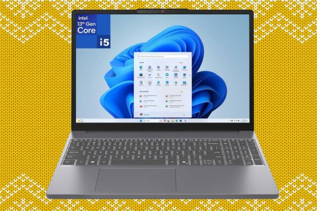 Laptop cinza com processador Intel Core i5 de 13ª geração, exibindo uma área de trabalho do Windows 11 com o menu Iniciar aberto.