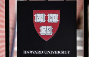 Professor de Harvard preso por agentes de imigração dos EUA após disparar arma de chumbo perto da sinagoga Yahoo news home