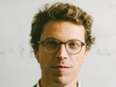 Professor do MIT foi morto a tiros no CORREDOR de um prédio de apartamentos enquanto vizinhos petrificados descrevem a descoberta de seu corpo ensanguentado Casado e pai de três filhos, Nuno FG Loureiro (foto), 47 anos, foi baleado em sua casa, em um subúrbio arborizado de Boston, às 20h30, por um atirador desconhecido que ainda está à solta