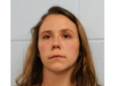 Professora do ensino fundamental que enviou 35 mil textos para adolescentes em 3 meses chora no tribunal Professora faz sexo em Jeep com um de seus alunos