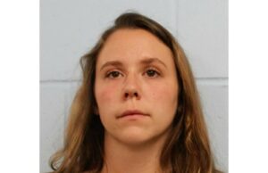 Professora do ensino fundamental que enviou 35 mil textos para adolescentes em 3 meses chora no tribunal Professora faz sexo em Jeep com um de seus alunos