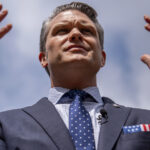 O deputado Adam Smith, D-Wash., Membro graduado do Comitê de Serviços Armados da Câmara, sai após se reunir com o almirante Frank