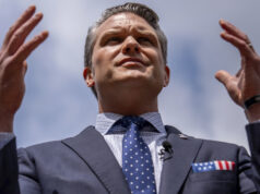 Projeto de defesa pode forçar Hegseth a dizer a verdade sobre ataques de barcos O deputado Adam Smith, D-Wash., Membro graduado do Comitê de Serviços Armados da Câmara, sai após se reunir com o almirante Frank