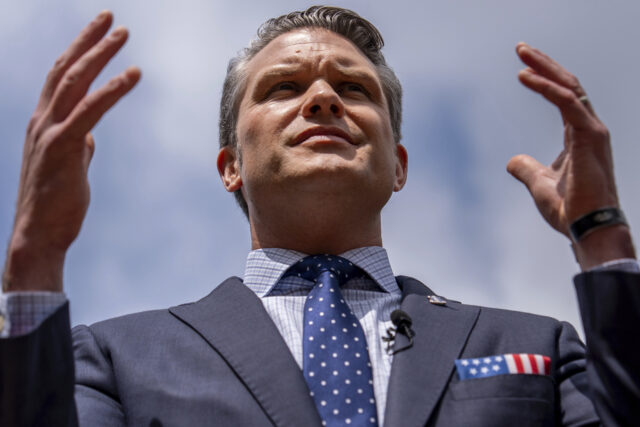 Projeto de defesa pode forçar Hegseth a dizer a verdade O deputado Adam Smith, D-Wash., Membro graduado do Comitê de Serviços Armados da Câmara, sai após se reunir com o almirante Frank
