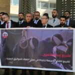 Farid al-Atrash em frente a uma faixa