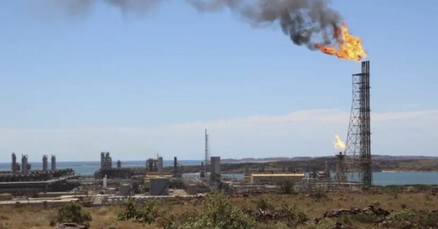 Ministro das Mudanças Climáticas e Energia, Chris Bowen, durante uma conferência de imprensa no Parlamento em Canberra, na terça-feira, 4 de novembro de 2025.