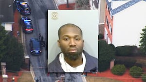 Proprietário de casa acusado de atirar em adolescentes que tentavam Proprietário de casa acusado de atirar em adolescentes que tentavam roubar um pacote da varanda