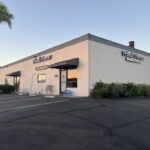 Janie Emerson recebe os restos mortais de sua cadela Liz de Gerry Wellman no Sorrento Valley Pet Cemetery na quinta-feira, 9 de outubro de 2025, em San Diego, Califórnia. (Meg McLaughlin/The San Diego Union-Tribune)