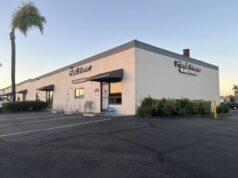 Proprietário de uma extinta empresa de cremação de animais de estimação na Califórnia é preso sob suspeita de roubo Janie Emerson recebe os restos mortais de sua cadela Liz de Gerry Wellman no Sorrento Valley Pet Cemetery na quinta-feira, 9 de outubro de 2025, em San Diego, Califórnia. (Meg McLaughlin/The San Diego Union-Tribune)