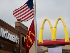 Proprietário do McDonald’s em Ohio com gravatas Filet-O-Fish recebe o prêmio principal da rede O santuário Lou Groen Filet-O-Fish no McDonald's em Monfort Heights, onde o sanduíche foi inventado em 1962.