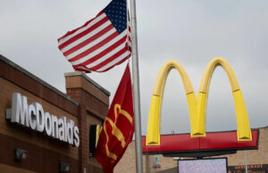 Proprietário do McDonald’s em Ohio com gravatas Filet-O-Fish recebe o prêmio principal da rede O santuário Lou Groen Filet-O-Fish no McDonald's em Monfort Heights, onde o sanduíche foi inventado em 1962.