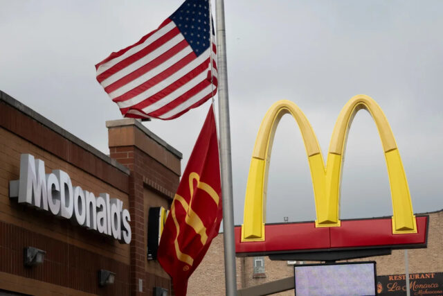 O santuário Lou Groen Filet-O-Fish no McDonald's em Monfort Heights, onde o sanduíche foi inventado em 1962.