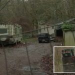 Um barril e uma lata de lixo cheia de folhas em uma propriedade em Washington.