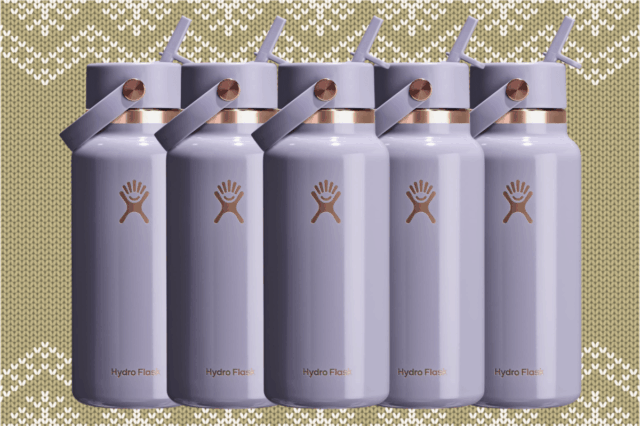 Garrafa de água Lavender Hydro Flask com detalhes em ouro rosa e palha.