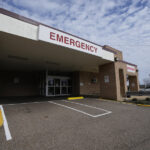 Foto de arquivo datada de 15/08/14 de um médico segurando um estetoscópio. Novas diretrizes sobre como os médicos devem se comportar no trabalho entram hoje em vigor, à medida que os reguladores se movem para combater as culturas tóxicas no local de trabalho. As primeiras alterações substanciais às directrizes de boas práticas médicas numa década foram publicadas em Agosto e incluíram novas normas sobre assédio sexual, denúncia de irregularidades e intimidação. Data de emissão: terça-feira, 30 de janeiro de 2024. 75194616 (Associação de Imprensa via AP Images)