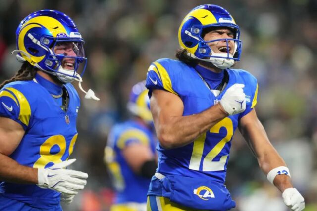 O wide receiver do Los Angeles Rams, Puka Nacua (12), marca um touchdown durante o segundo tempo de um jogo de futebol americano da NFL contra o Seattle Seahawks, quinta-feira, 18 de dezembro de 2025, em Seattle.