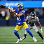 O wide receiver do Los Angeles Rams, Puka Nacua (12), faz uma recepção contra o cornerback do Seattle Seahawks, Josh Jobe (29), na prorrogação no Lumen Field.
