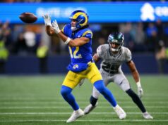 Puka Nacua parece dobrar as críticas do árbitro da NFL após derrota esmagadora para ‘TNF’ O wide receiver do Los Angeles Rams, Puka Nacua (12), faz uma recepção contra o cornerback do Seattle Seahawks, Josh Jobe (29), na prorrogação no Lumen Field.