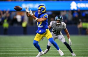 Puka Nacua parece dobrar as críticas do árbitro da NFL após derrota esmagadora para ‘TNF’ O wide receiver do Los Angeles Rams, Puka Nacua (12), faz uma recepção contra o cornerback do Seattle Seahawks, Josh Jobe (29), na prorrogação no Lumen Field.